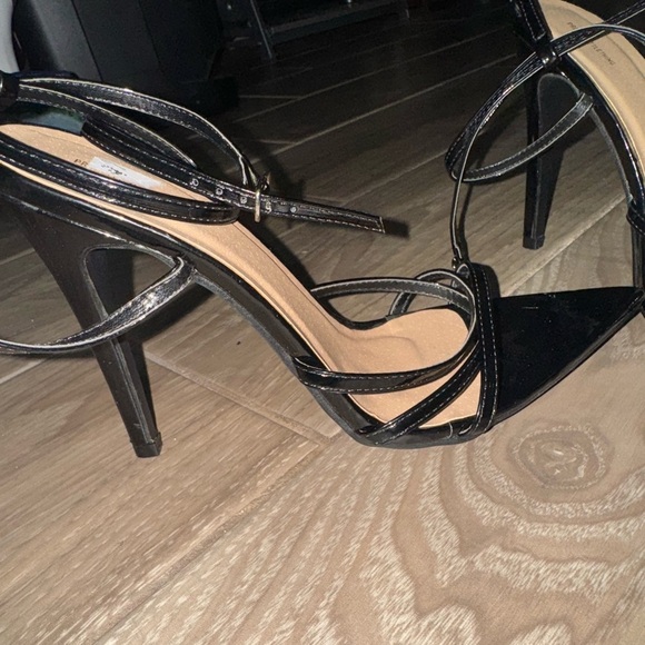 PrettyLittleThing BLACK PATENT STRAPPY OPEN POINT TOE HEELS SIZE 7 - Picture 9 of 10